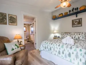 Rustic Awesome 4BR Lodge w Game Room Fire Pit