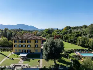 Villa Pacini - Just 1,8 km Outside Lucca Wall - Pool