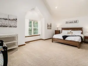 Weekend Retreat~Hot Tub~Game Room~Putt Putt