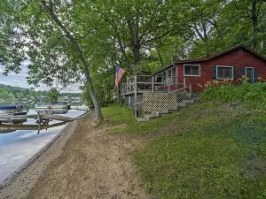 Riverfront Escape w/ Dock: 19 Mi to Saratoga!