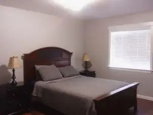 Cozy home in Salem near I-5.