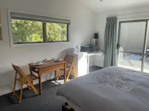 Country Getaway - Studio room with Ensuite in seven-acre landscaped gardens.