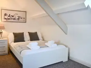 Modern Attic Studio Apartment with Harbour Views