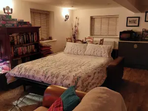 1 Bed Flat - Sleeps 4 - Garden - Parking - Wifi