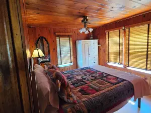 Charming Cabin with screened in porch