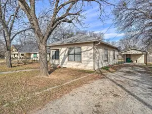 4 Miles to Lake Jacksboro: Cozy Texas Cottage