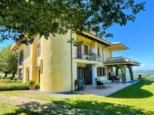 Charming villa in Umbria - sleeps 16 - lake view - Pool, jacuzzi and events room