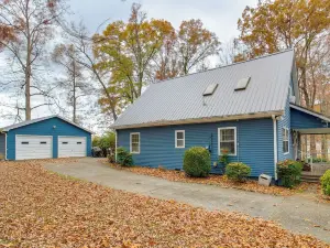 2 Mi to Tims Ford Lake! Cozy Cottage w/ Fireplace
