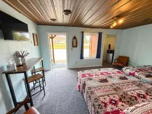 Peninsula Point Lodge