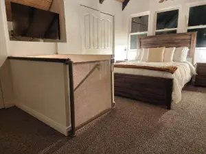 Cozy Cabin with Hot Tub-AC-Lake Access-Fire Pit-EV-BBQ-Fire Pit