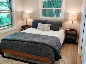 NEW - Renovated Cottage on Beautiful Bills Lake