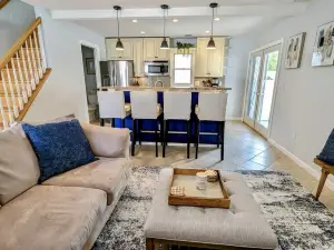 ONE block from the beach. Outdoor lounge seating, perfect for entertaining!