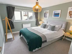 Oceanside | Sleeps 6 |Walk to Beach & Stylish