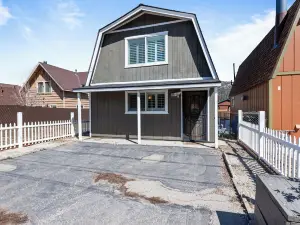 The Rock House - Smart TV, Fireplace, Fenced Yard