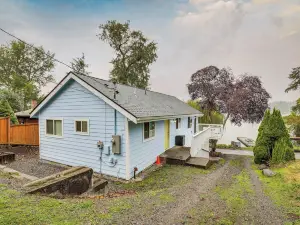Lakehouse Living Waterfront Retreat Near Tacoma