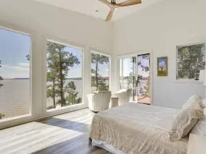 Private Dock & River Views: Modern Gem in Waterloo
