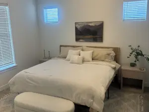 Modern 3 bed condo in heart of Riverton