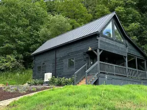 Private Driftless Cabin w/ Hot Tub, Fireplace & Creekside Views