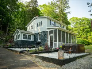 Farmhouse 1903 Renovated w Pond and Stream on Kittatiny Park