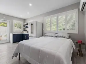 Chic Upscale Tiny House with WiFi and AC Best Location in Palm Beach Gardens