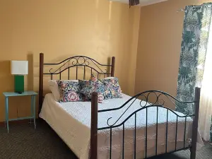 30 Day Spacious 5-bedroom House in New Orleans!! Rent Entire Suite or Room.