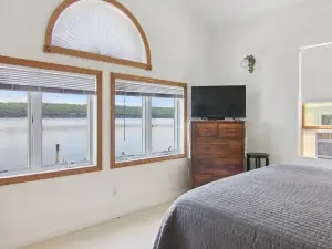 The 65th Step - Lakefront Cottage + Private Dock