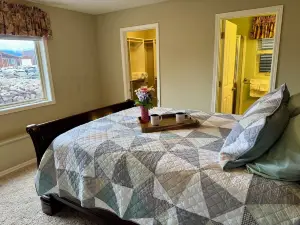 Luxurious Walkout Basement, 2 Suites, Kitchen & Scenic Views in Stevensville MT
