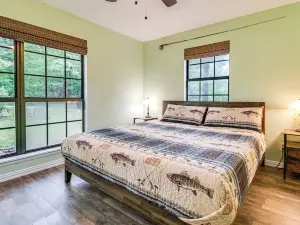 Cotter Home w/ Deck ~ 1 Mi to Big Spring Park!