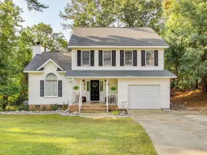 3 Mi to Marina: Quiet Getaway w/ Deck in Lexington