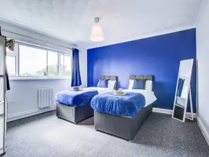 Hull Haven: 4Bed 2Bath with FREE Parking Sleeps 8