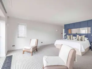 Charming 6 Bed Family Retreat in Ascot By Tempstay