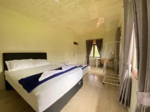 A Spacious Tropical 4 Bedrooms with Bathrooms Villa Marion Tomohon with the View of Gunung Lokon