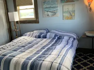 Hunters retreat or vacationers fun located on water at Big Lake MO