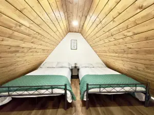 Raccoon Tiny Cabin on Lake with Game Center