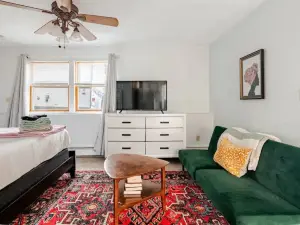 Smoke FREE Studio- walk to beaches, downtown! 5 min drive to Historic Salem!