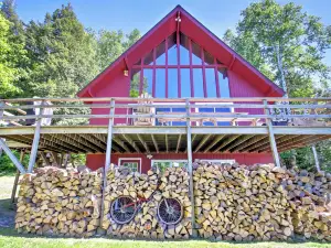 East Burke House w/ Deck < 3 Mi to Kingdom Trails!