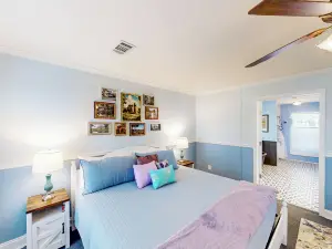 Dog Friendly: Lakefront Home w/ Dock & Kayaks