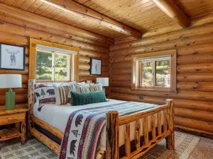 Cozy Private Cabin, Hot Tub, Ski & Outdoor Haven