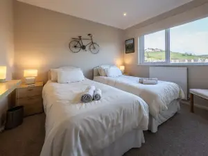 A charming 2 bed apartment overlooking the estuary