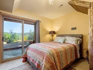 Farmhouse Cabin * Secluded 2.5 acres * Pet Friendly
