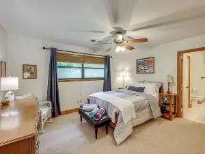 Waterfront Gem on Lake Martin w/ Kayaks & Dock!