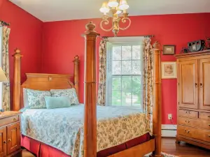 The Rose Room - Charming Private Studio w/ Ensuite Bath in Historic Home