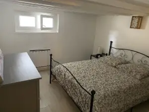 Limite Biarritz Garden level of a pleasant house (dead end) heated swimming pool