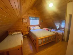 Charming 3-bedroom cabin in Warrens with WiFi. Close to ATV access point.