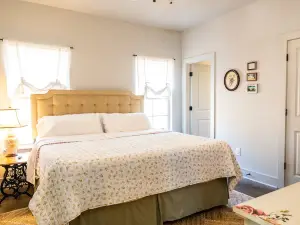 Family Friendly Americana Living at Cabin America on Lake Martin