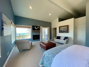 Pelican Point -- Oceanfront Blufftop on 1 Acre, Hot Tub, Dog Friendly!