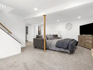 Cozy Annapolis Getaway: Firepit, Pet-Friendly, Fenced Yard, Beach Access