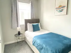 Towcester House - Spacious 3 Bedrooms, Garden, Free Parking, Smart TV