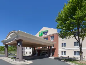 Holiday Inn Express & Suites MEBANE by IHG