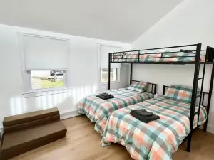 NEW cozy getaway near Mt Monadnock with hot tub